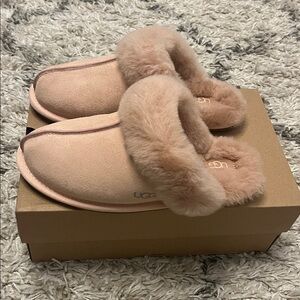 UGG scuffette II shearling mule slippers. Womens size 7. Beige Blush. Pink. New.